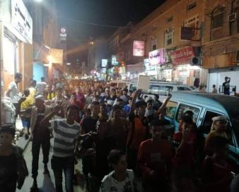 تظاهرات شبانه یمنی‌ها در عدن علیه نیروهای امارات