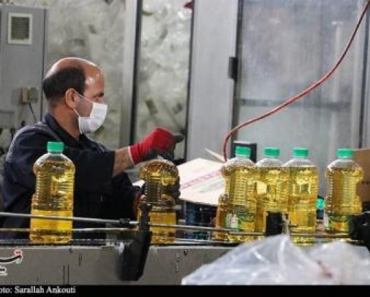 روایت تصویری از خط تولید کارخانه در حال تعطیل روغن نباتی در استان کرمان/ چشم امید 300 کارگر به تامین مواد اولیه
