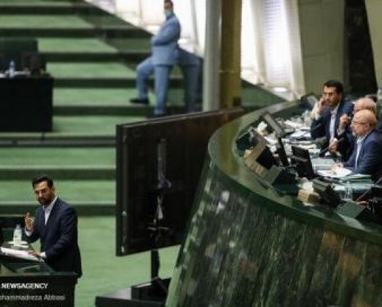 «آذری جهرمی» از مجلس کارت زرد گرفت