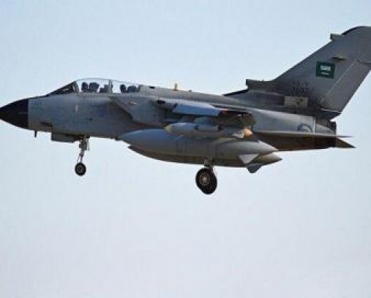 بمباران بامدادی فرودگاه پایتخت یمن از سوی جنگنده های سعودی