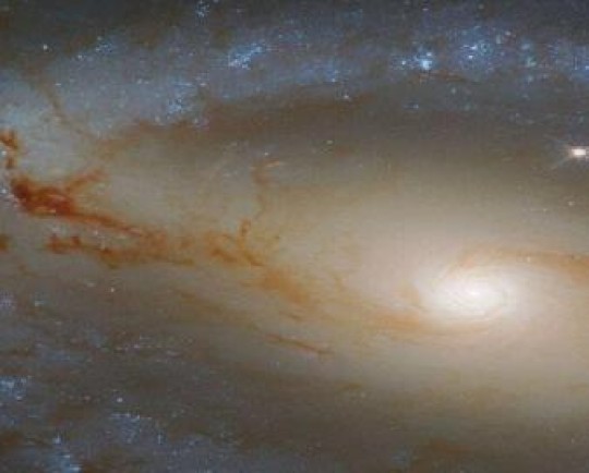 درخشش یک کهکشان مارپیچی در دل صورت فلکی مار
