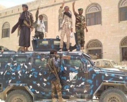 جنگ مزدوران سعودی و اماراتی برای سیطره بر مناطق نفتخیز/ زیر پا گذاشتن پرچم آمریکا و اسرائیل در یمن