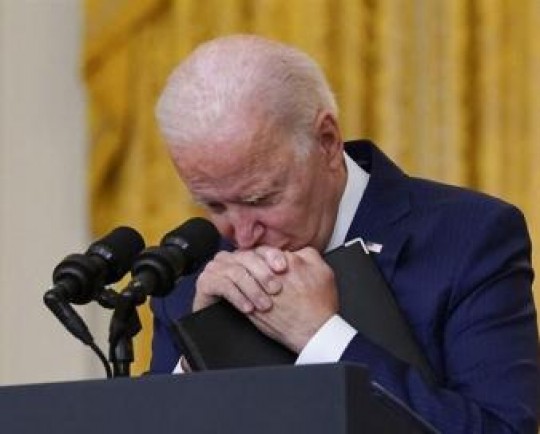 واشنگتن پست: رفتار بایدن در ملاء عام امکان انتخاب مجدد او را زیر سوال میبرد