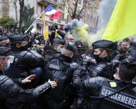 سرکوب خشونت‌آمیز اعتراضات مردمی در فرانسه