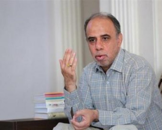 انتقاد میرکیانی از نویسندگانی که می‌خواهند با سیگار کشیدن و چرت زدن  برای کودک قصه بنویسند