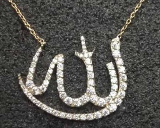 حکم استفاده از زیورآلات منقش به  الله  و اسم‌های مبارکه چیست؟