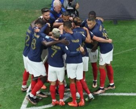   برتری فرانسه در نیمه نخست بازی با انگلیس