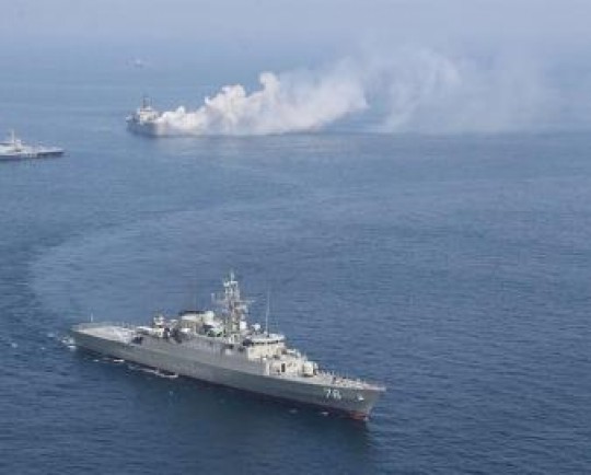 رفع آتش‌سوزی کشتی تجاری باحضور ناوها و بالگردهای 3 کشور