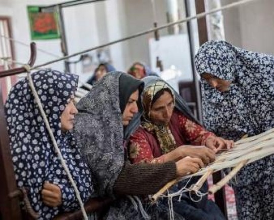 هنر زنان روستایی آهنگ دستگاه «توبافی» را دوباره بلند کرد/ جهانی شدهایم !