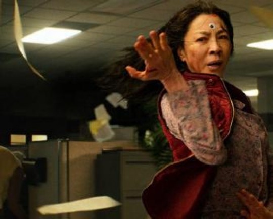 نگاهی به  همه چیز همه جا به یکباره ؛ آشفته‌بازاری که سوگیری گل‌درشتش آن را اسکاری کرد