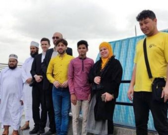بازدید جمعی از هنرمندان جهان اسلام از برج آزادی
