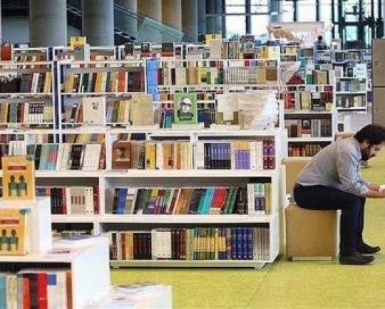 می‌خواهم زنده بمانم؛ نگاهی به مصائب تعطیلی کتابفروشی‌ها در ایران