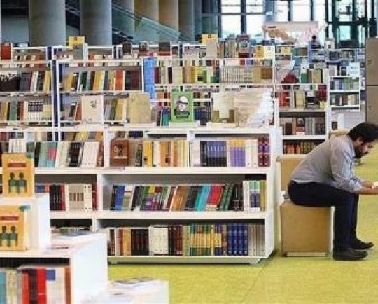 می‌خواهم زنده بمانم؛ نگاهی به مصائب تعطیلی کتابفروشی‌ها در ایران