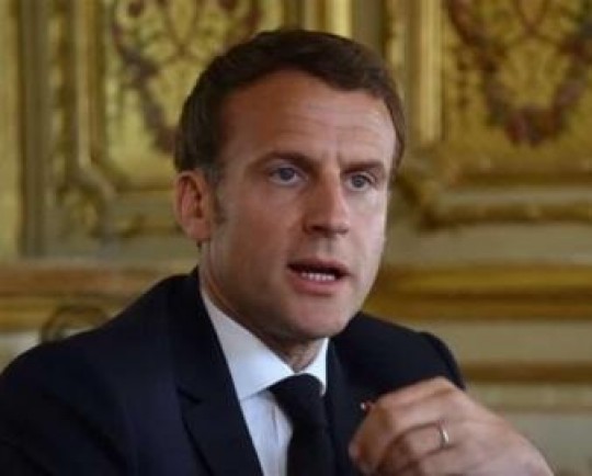 خشم اتحادیهها و اپوزیسیون فرانسه از امضای سریع قانون بازنشستگی توسط ماکرون