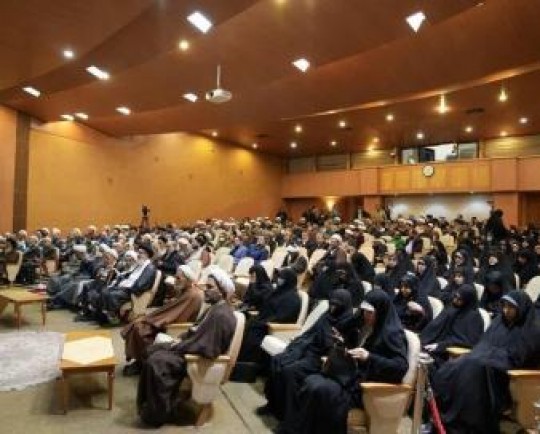 اولویت در کار فرهنگی عدم فاصله از قرآن و عترت است 