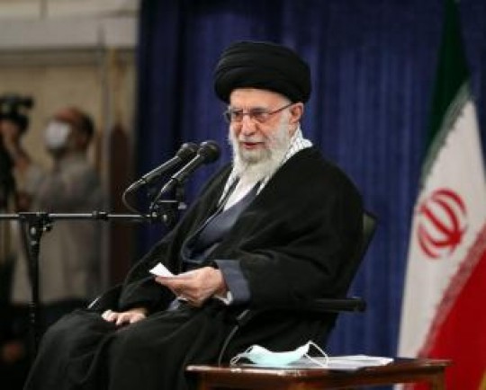 جمعی از کارگران با امام خامنهای دیدار کردند