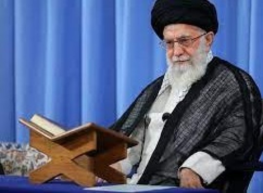 استفتاء از امام خامنه‌ای؛ آیا ارتباط تلفنی در دوران نامزدی اشکال شرعی دارد؟