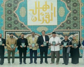 اهداء قرآن ویژه فلسطین به هیئت اعزامی آستان قدس رضوی در کشور مالزی